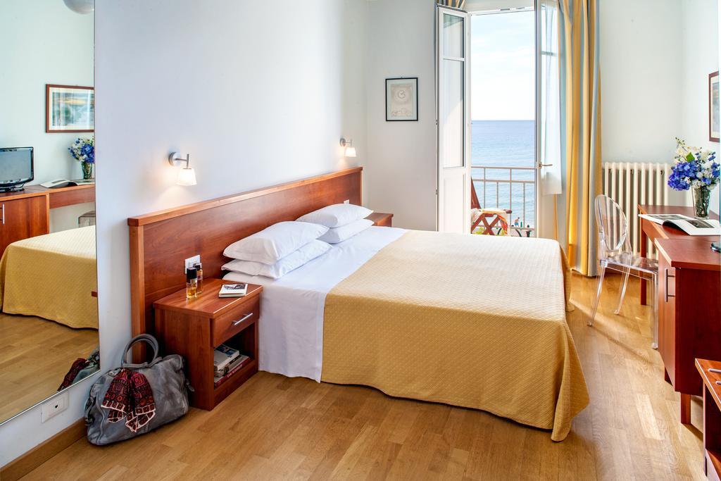 Hotel Beau Sejour アラッシオ エクステリア 写真